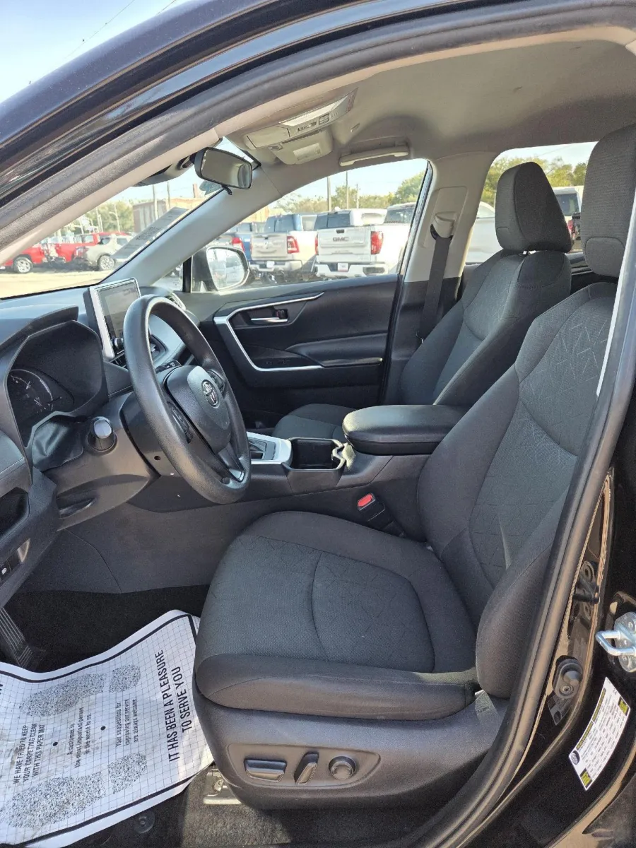 2024 Toyota RAV4 XLE photo 14