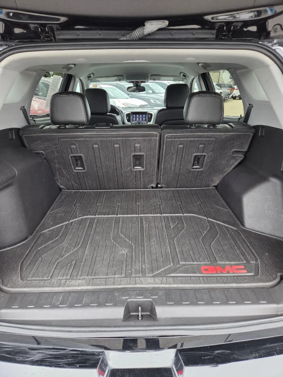 2024 GMC Terrain SLT photo 11