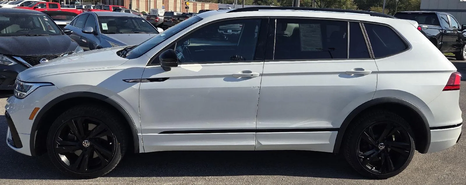 2023 Volkswagen Tiguan SE R-Line Black photo 5