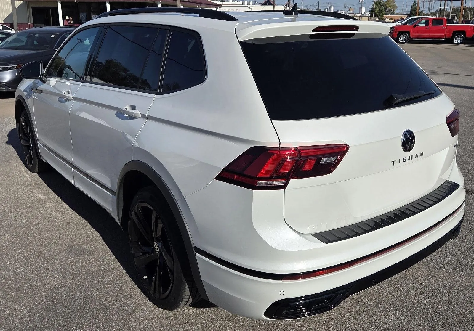 2023 Volkswagen Tiguan SE R-Line Black photo 8
