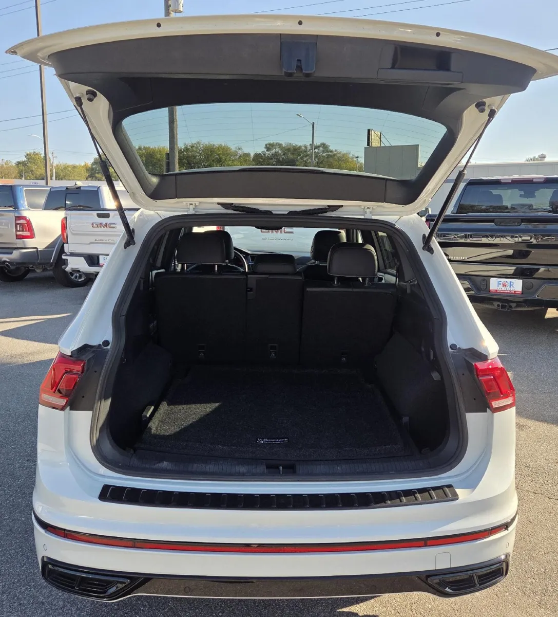 2023 Volkswagen Tiguan SE R-Line Black photo 11