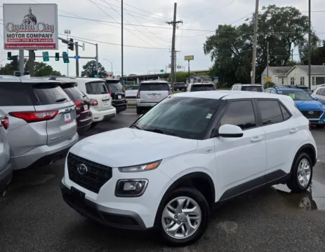 White 2021 Hyundai Venue SE for sale in Des Moines, IA