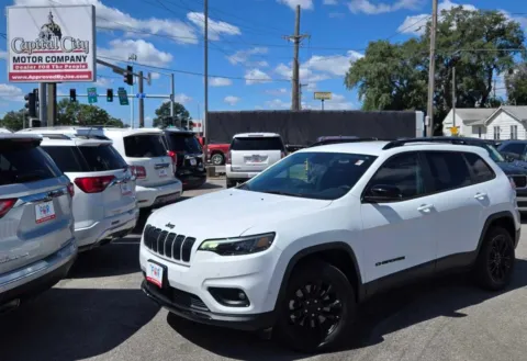 White 2023 Jeep Cherokee Altitude Lux for sale in Des Moines, IA