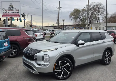 Gray 2024 Mitsubishi Outlander SE for sale in Des Moines, IA