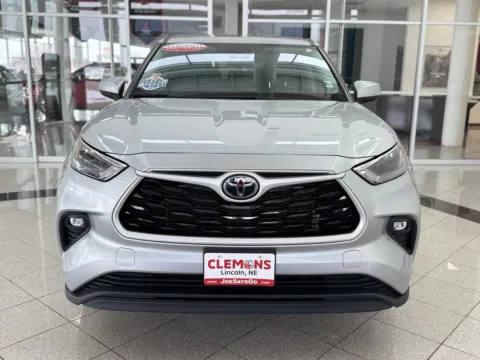 More photos of 2023 Toyota Highlander LE at Clemons Mitsubishi, NE