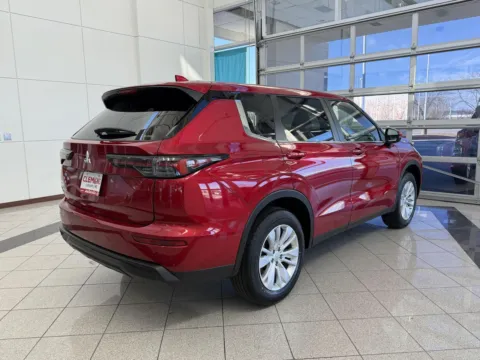 More photos of 2026 Mitsubishi Outlander ES at Clemons Mitsubishi, NE