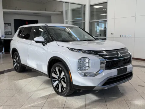 Photos of 2026 Mitsubishi Outlander SE for sale in Lincoln, NE at Clemons Mitsubishi