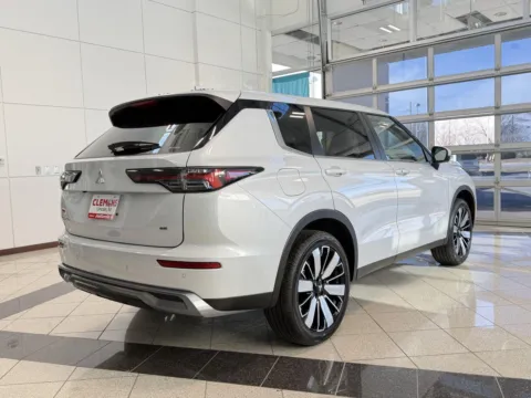 More photos of 2026 Mitsubishi Outlander SE at Clemons Mitsubishi, NE