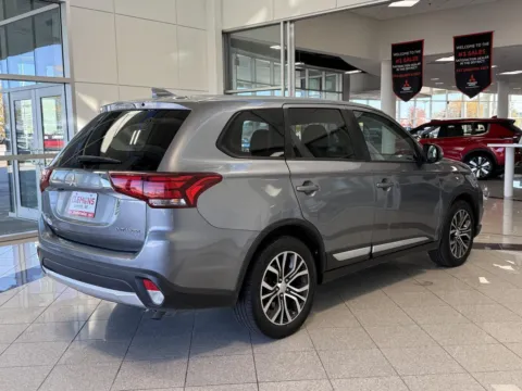More photos of 2017 Mitsubishi Outlander SE at Clemons Mitsubishi, NE
