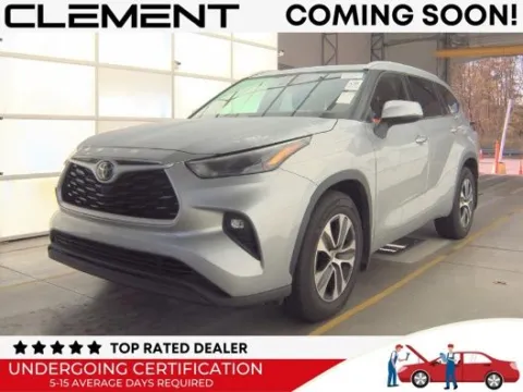 Silver 2022 Toyota Highlander XLE for sale in Wentzville, MO