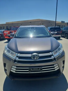 Gray 2019 Toyota Highlander XLE for sale in Wentzville, MO