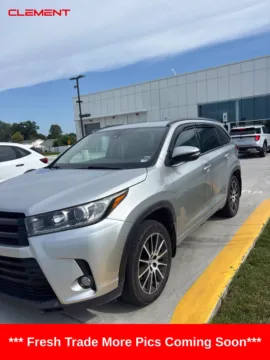 Silver 2017 Toyota Highlander SE for sale in Wentzville, MO