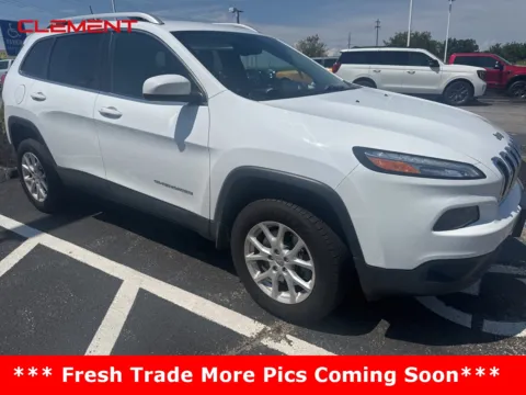 White 2018 Jeep Cherokee Latitude Plus for sale in O'Fallon, MO