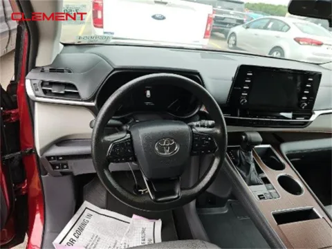 More photos of 2022 Toyota Sienna LE at Clement Ford, MO
