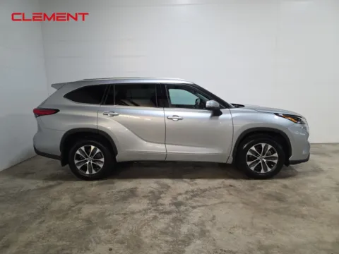 More photos of 2021 Toyota Highlander XLE at Clement Ford, MO