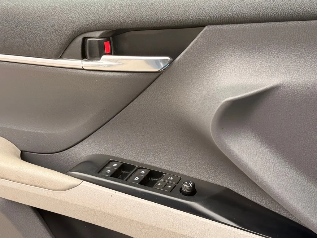 2020 Toyota Camry SE - Photo 14