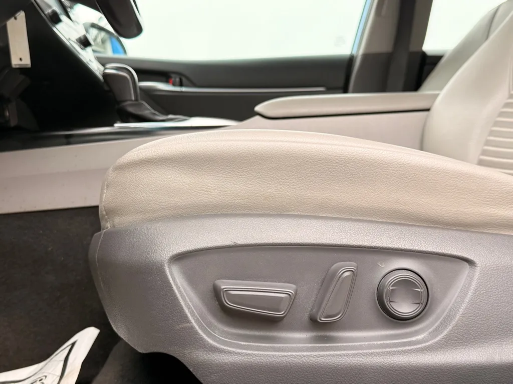 2020 Toyota Camry SE - Photo 15