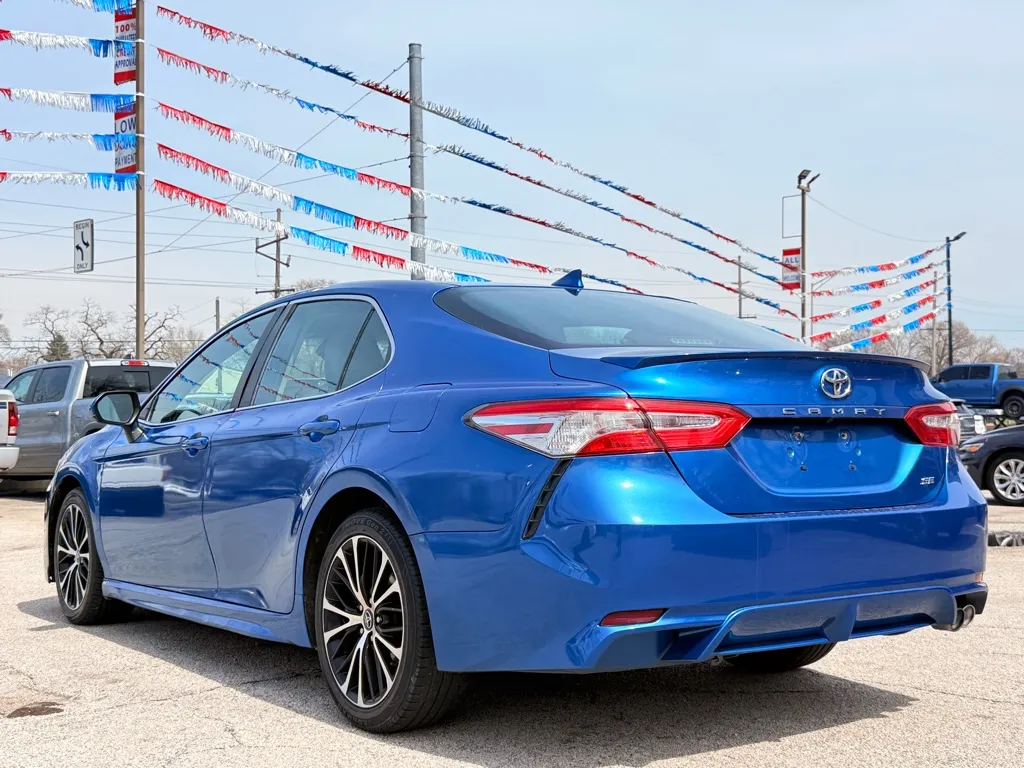 2020 Toyota Camry SE - Photo 9