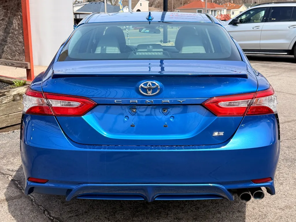 2020 Toyota Camry SE - Photo 8
