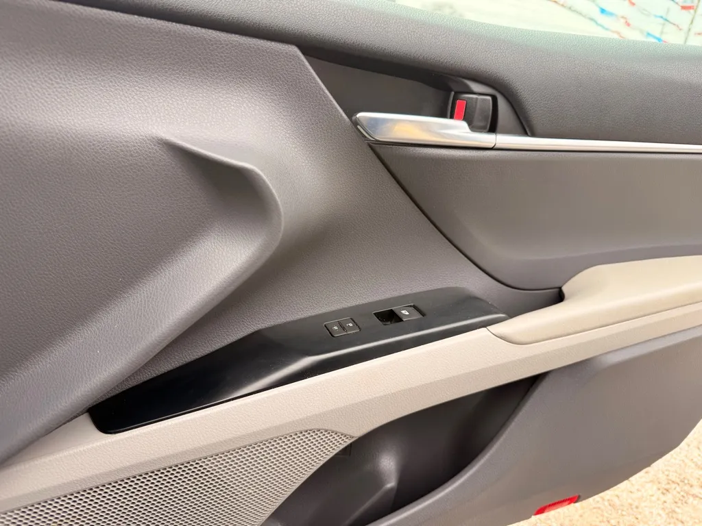 2020 Toyota Camry SE - Photo 18