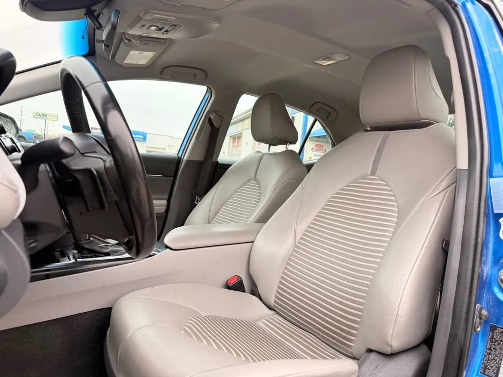 2020 Toyota Camry SE - Photo 16
