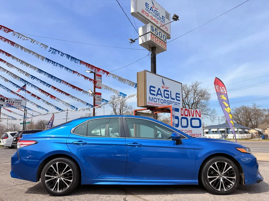 2020 Toyota Camry SE - Photo 6