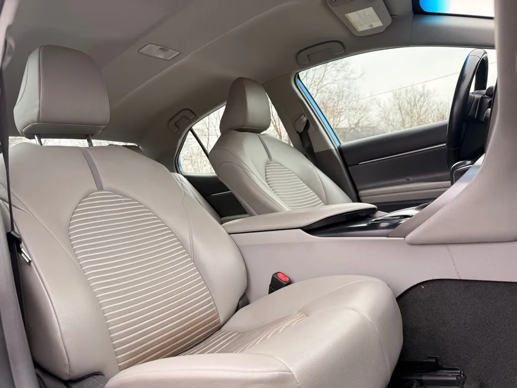 2020 Toyota Camry SE - Photo 21