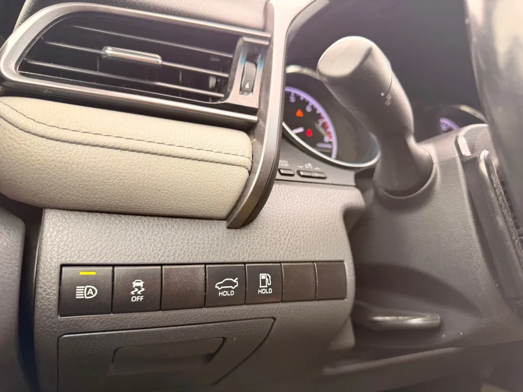 2020 Toyota Camry SE - Photo 26