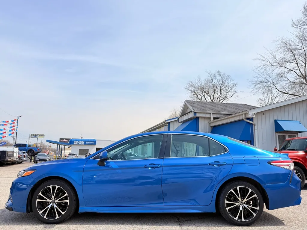 2020 Toyota Camry SE - Photo 10