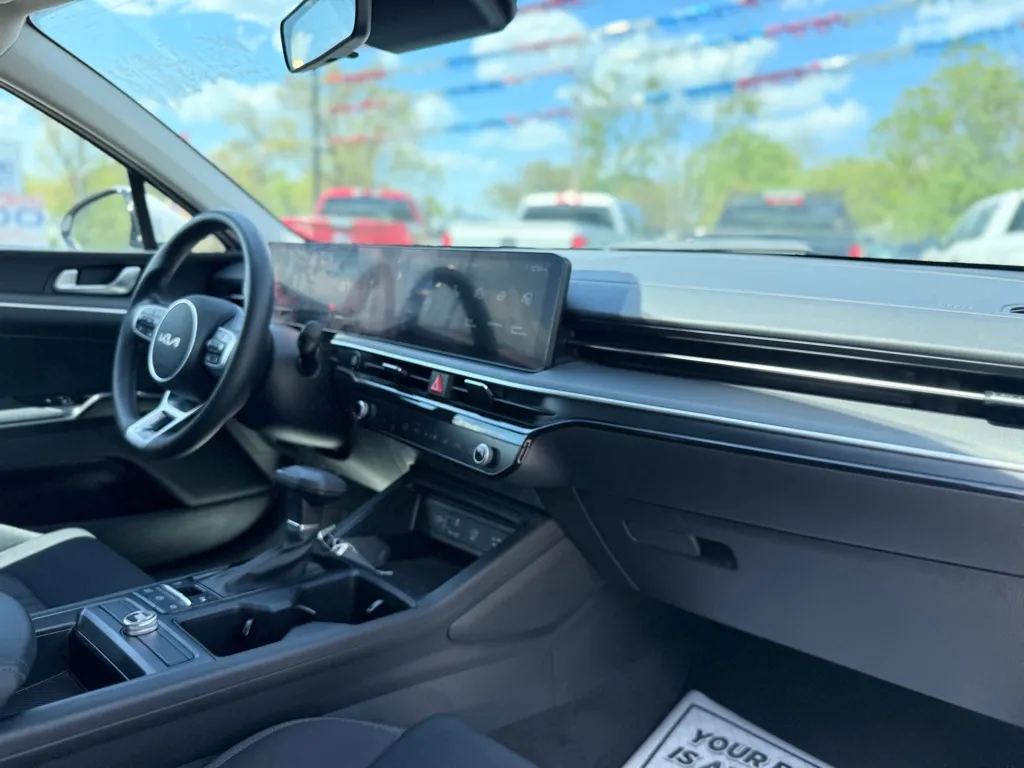 2025 Kia K5 LXS - Photo 17