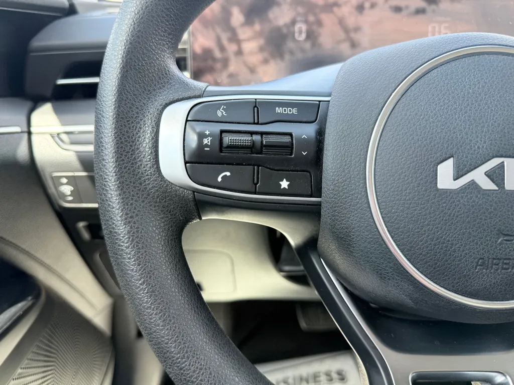 2025 Kia K5 LXS - Photo 26