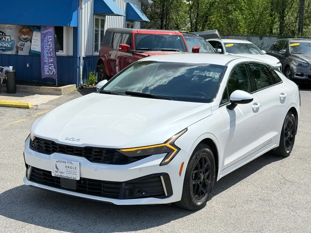 2025 Kia K5 LXS - Photo 10