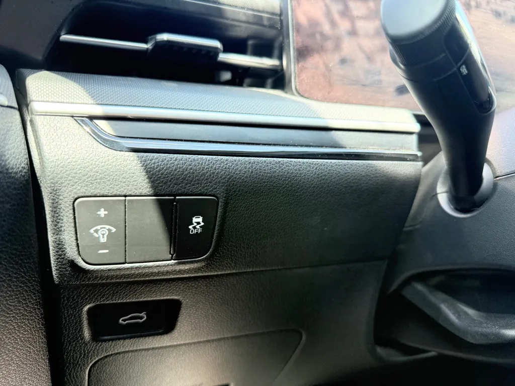 2025 Kia K5 LXS - Photo 25