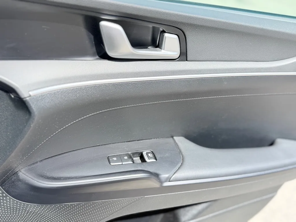 2025 Kia K5 LXS - Photo 16