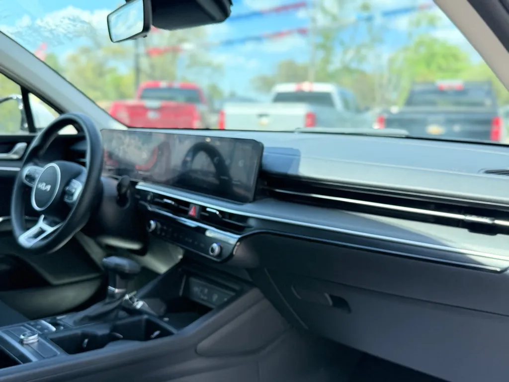 2025 Kia K5 LXS - Photo 18
