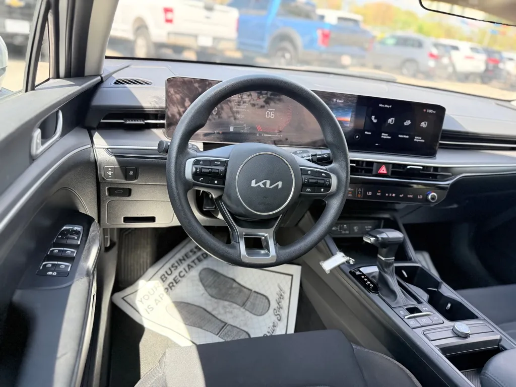 2025 Kia K5 LXS - Photo 22