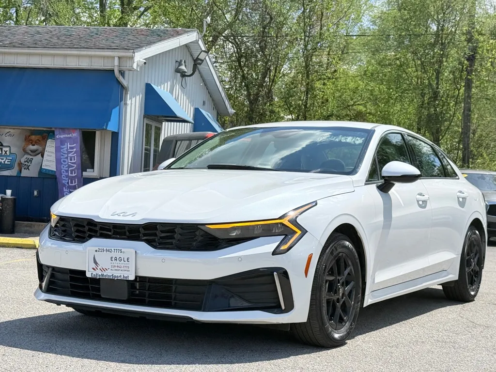 2025 Kia K5 LXS - Photo 11