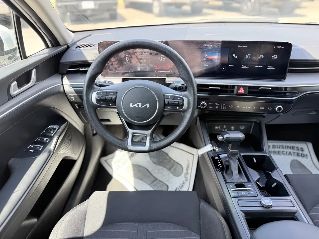 2025 Kia K5 LXS - Photo 23