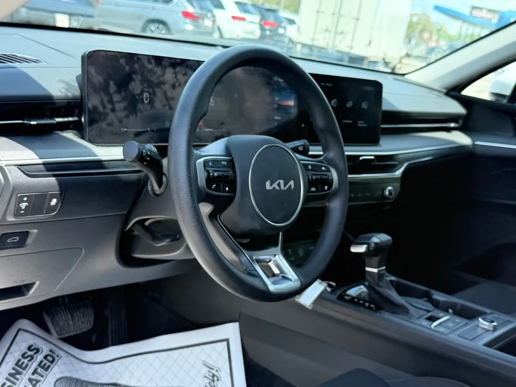 2025 Kia K5 LXS - Photo 14