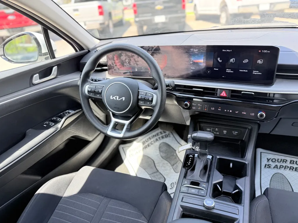 2025 Kia K5 LXS - Photo 24