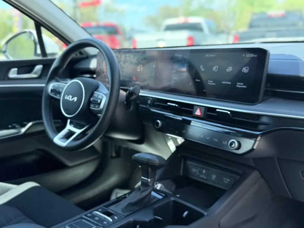 2025 Kia K5 LXS - Photo 19