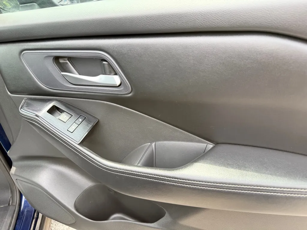 2024 Nissan Rogue SV - Photo 18
