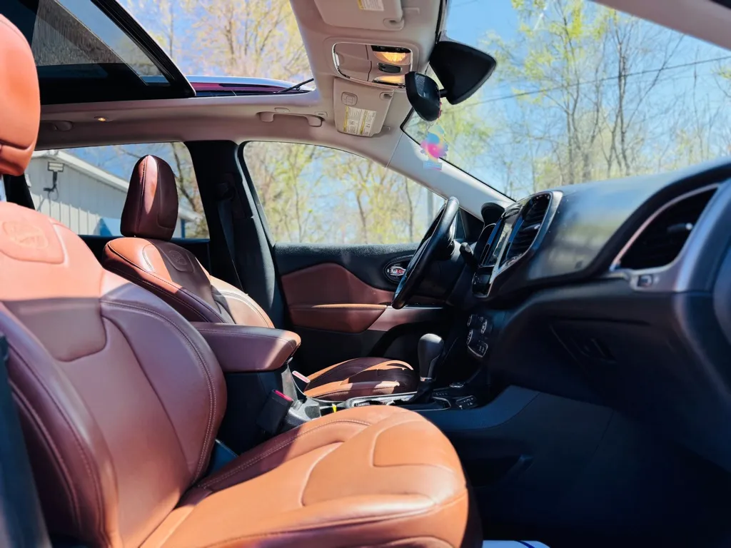 2019 Jeep Cherokee Overland photo 29