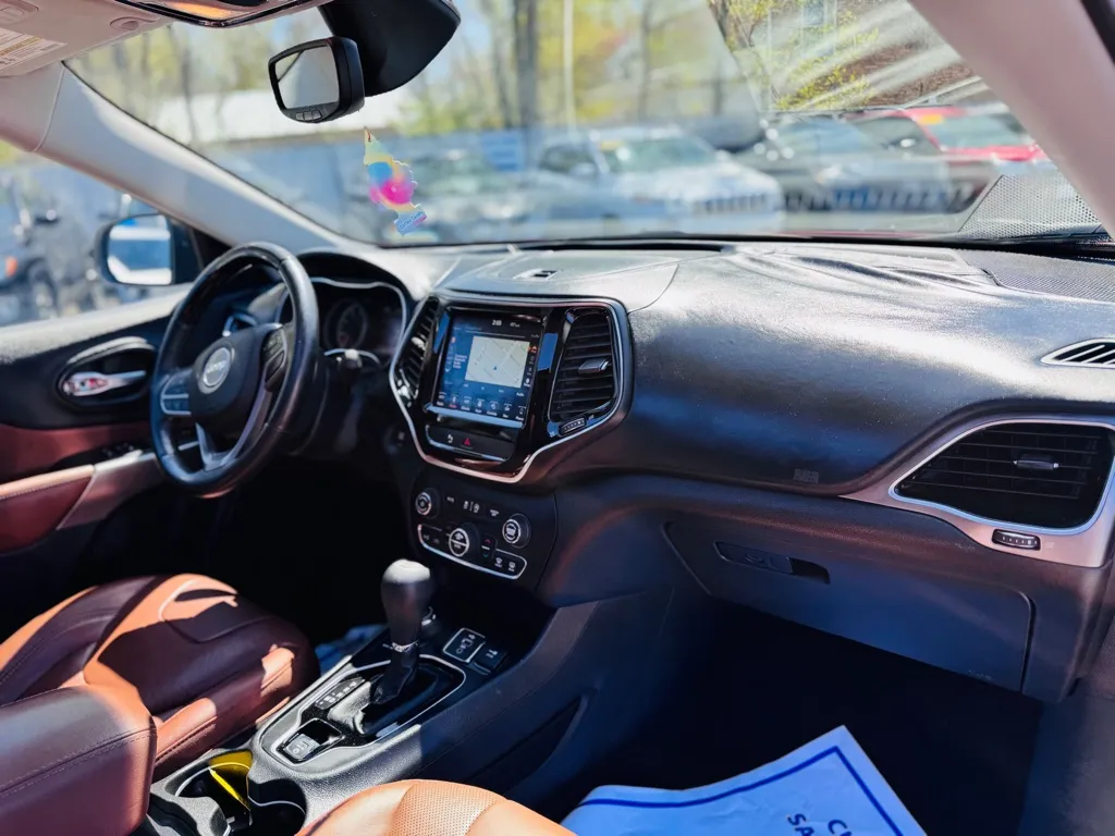 2019 Jeep Cherokee Overland photo 28