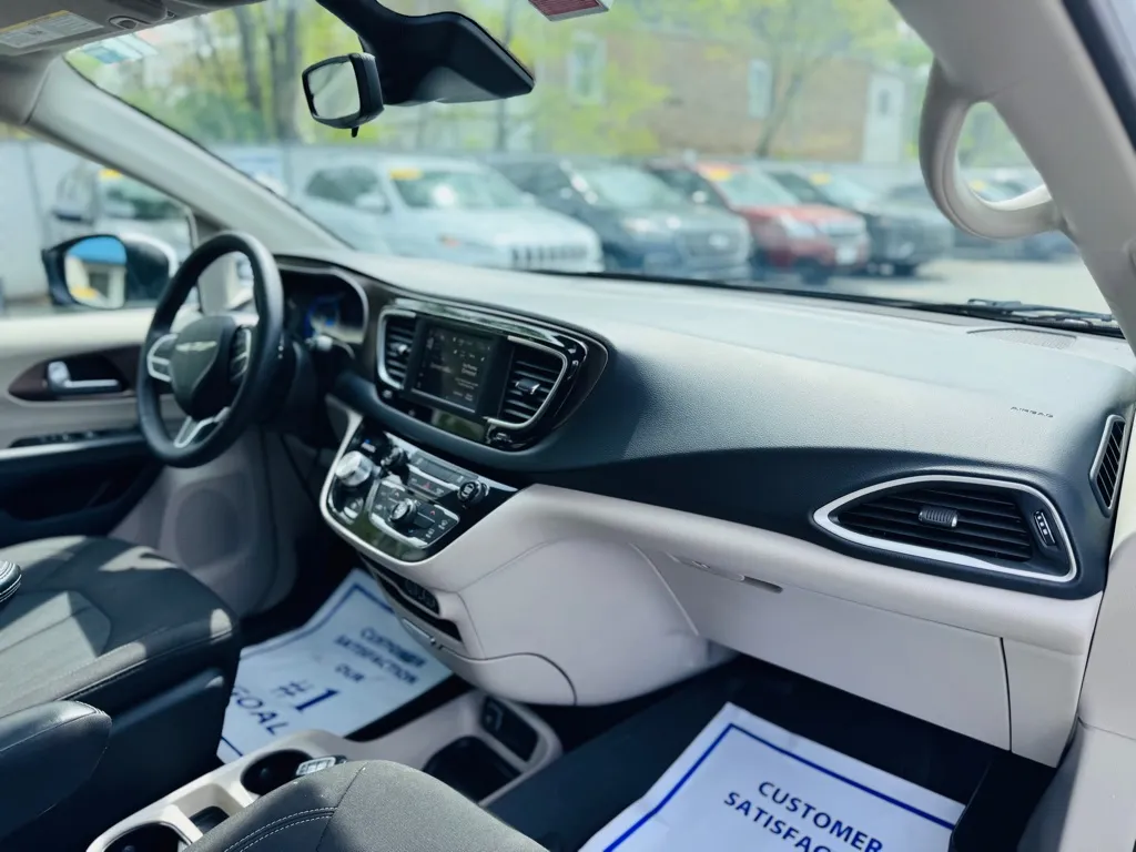 2023 Chrysler Voyager LX photo 36