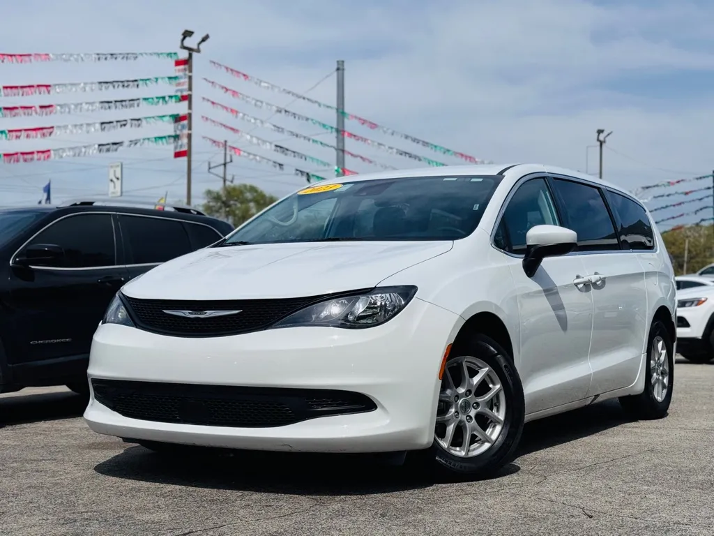 2023 Chrysler Voyager LX photo 6