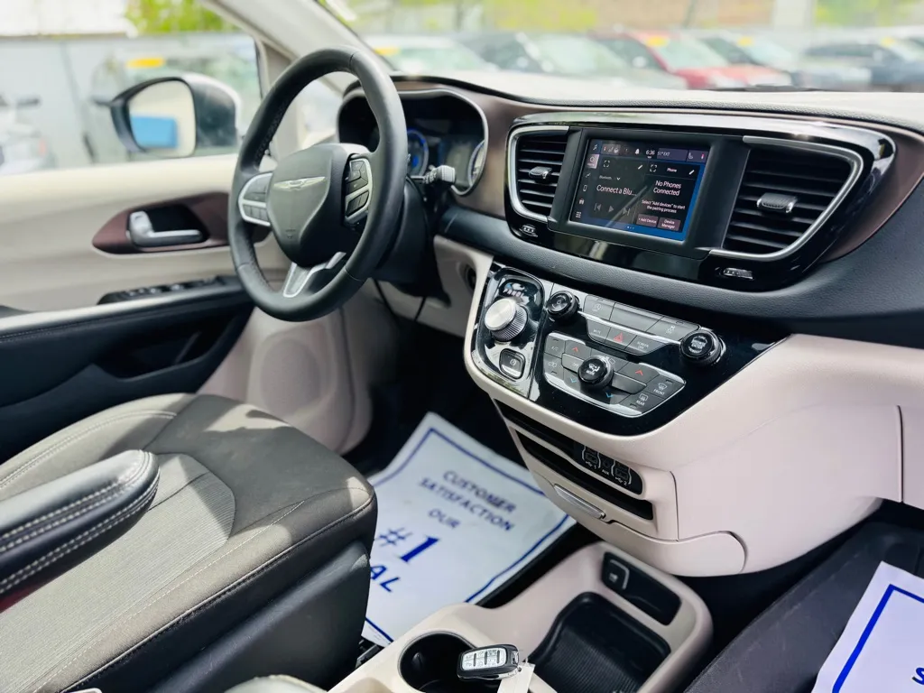 2023 Chrysler Voyager LX photo 9