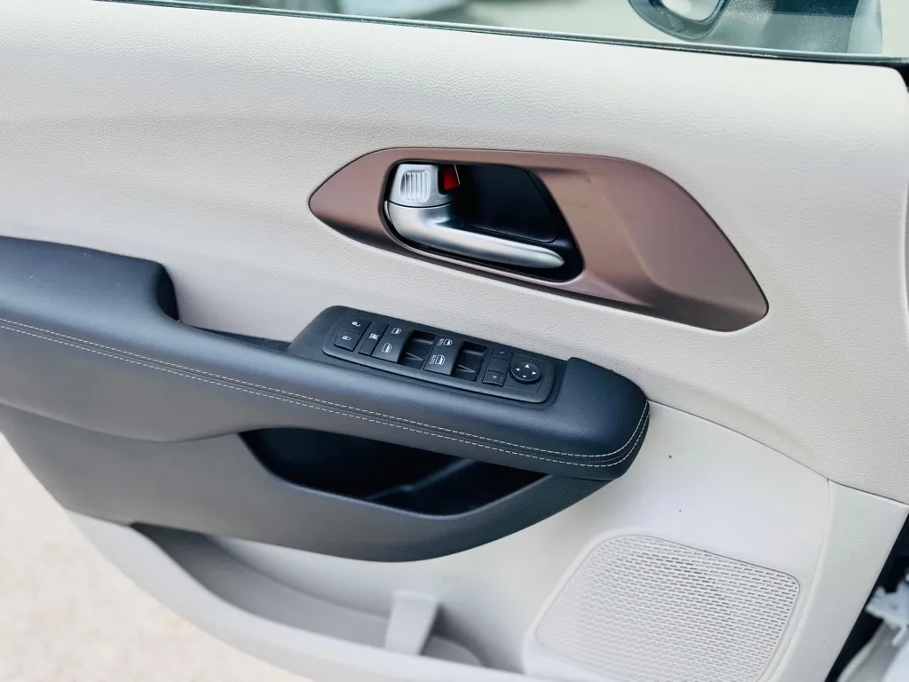 2023 Chrysler Voyager LX photo 7