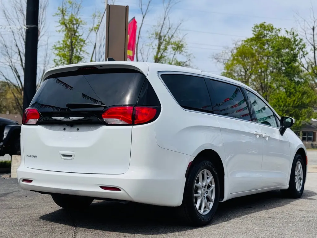 2023 Chrysler Voyager LX photo 3