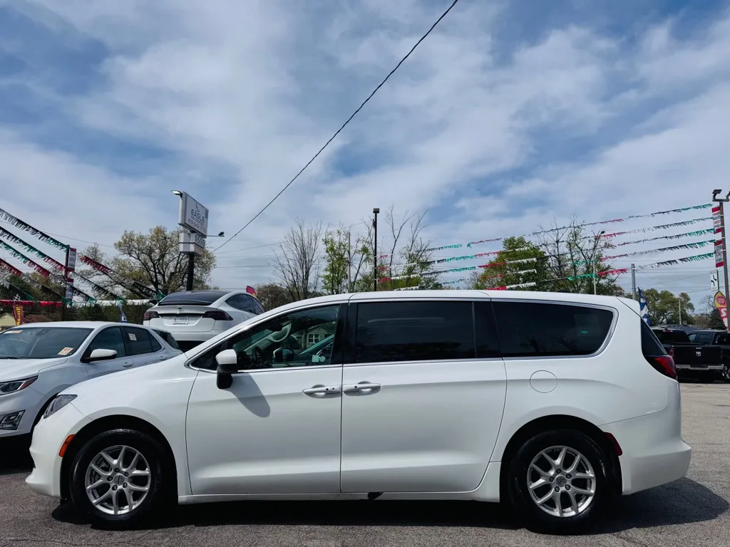 2023 Chrysler Voyager LX photo 4